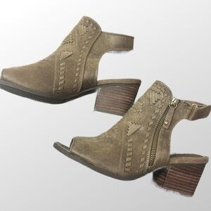 Women’s  Baretraps size 9 sandal